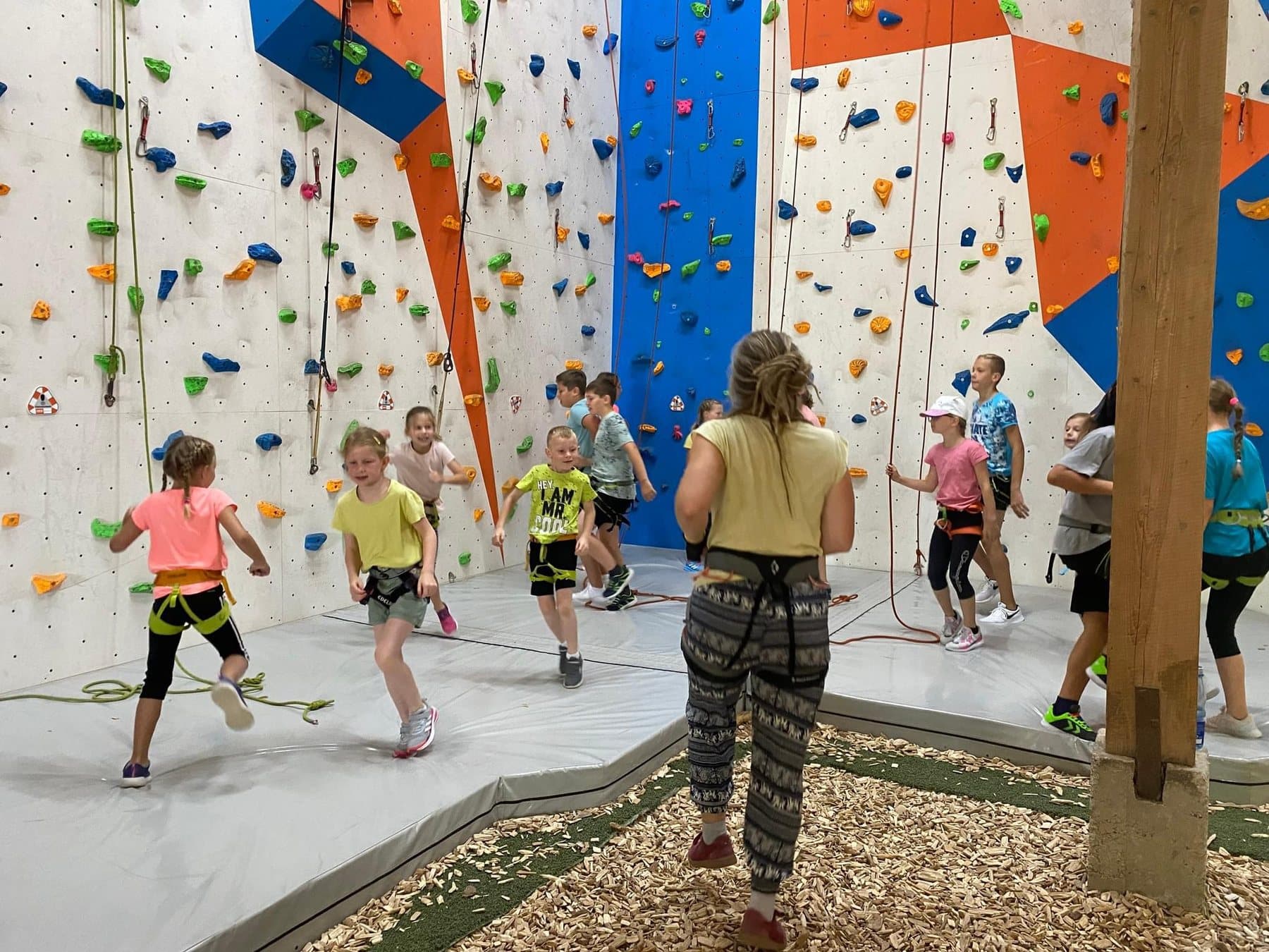 Geburtstagsgruppe vor der Kletterwand