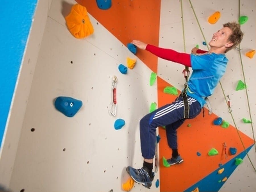 Klettern an der Wand in der Eventscheune
