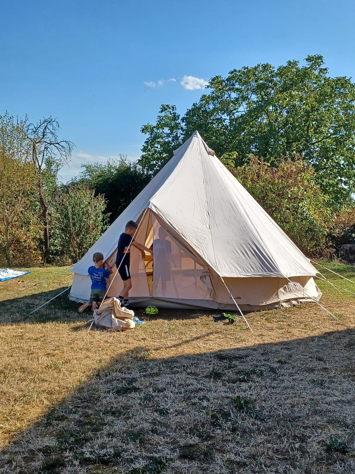 Zelt auf der Wiese am Bobachshof