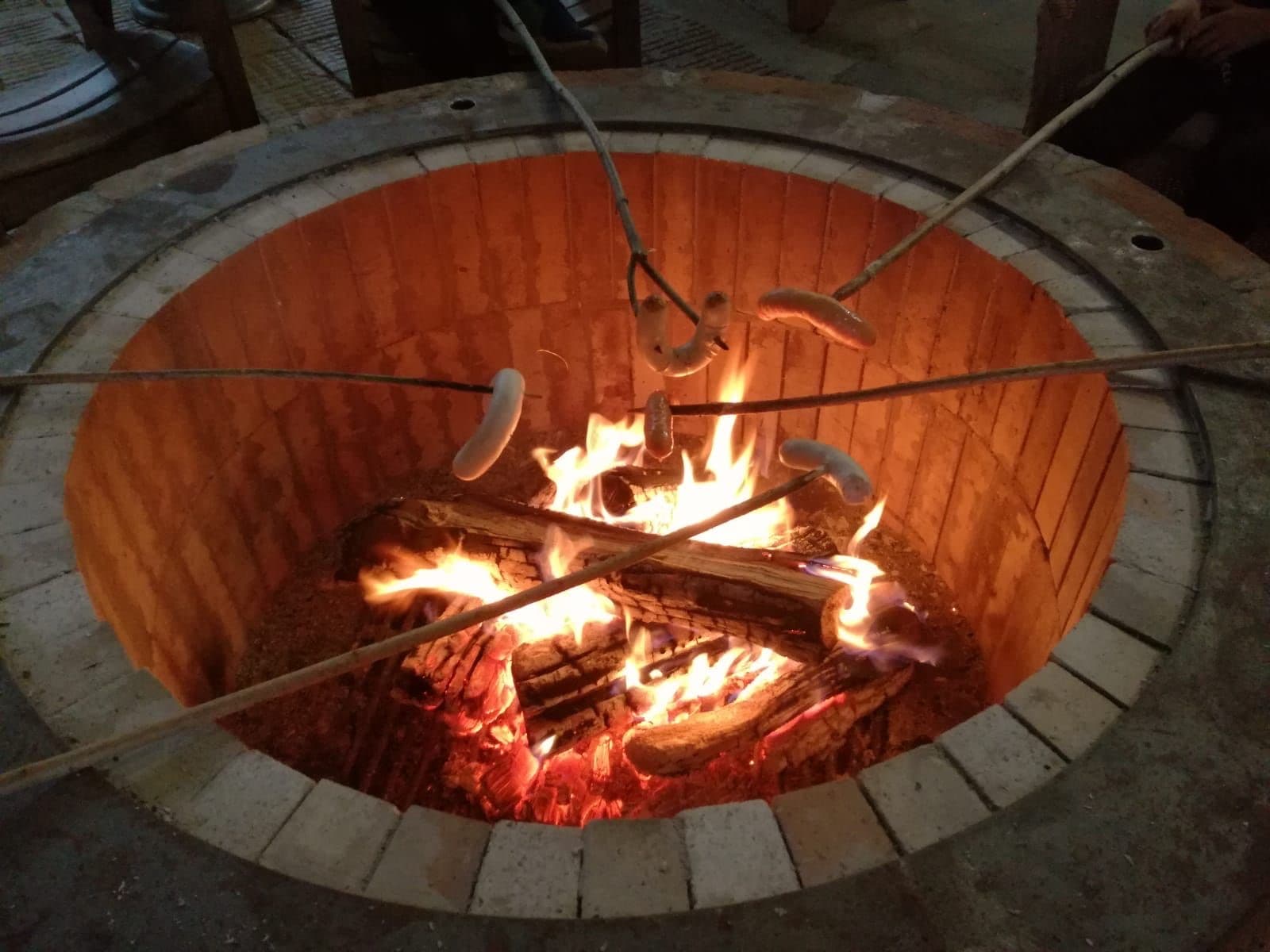 Würstchen am Indoor-Lagerfeuer in der Eventscheune